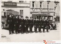 _1952-xx-xx Feuerwehrhaus Marktplatz mit Mannschaft__02